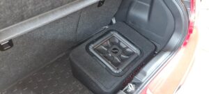 Suzuki Swift Sound Subwoofer Kicker liegend