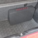 Suzuki Swift Sound Subwoofer Kicker stehend