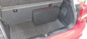 Suzuki Swift Sound Subwoofer Kicker stehend