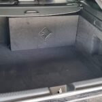 Mercedes CLA Subwoofer Rockford Fosgate Slim an der Rücksitzbank