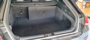 Mercedes CLA Subwoofer Rockford Fosgate Slim an der Rücksitzbank