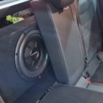 Mercedes CLA Subwoofer Rockford Fosgate Slim an der Rücksitzbank Blick aus Innenraum