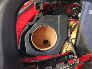 Audi A4 Subwoofer Radioupgrade Leergehäuse verbaut