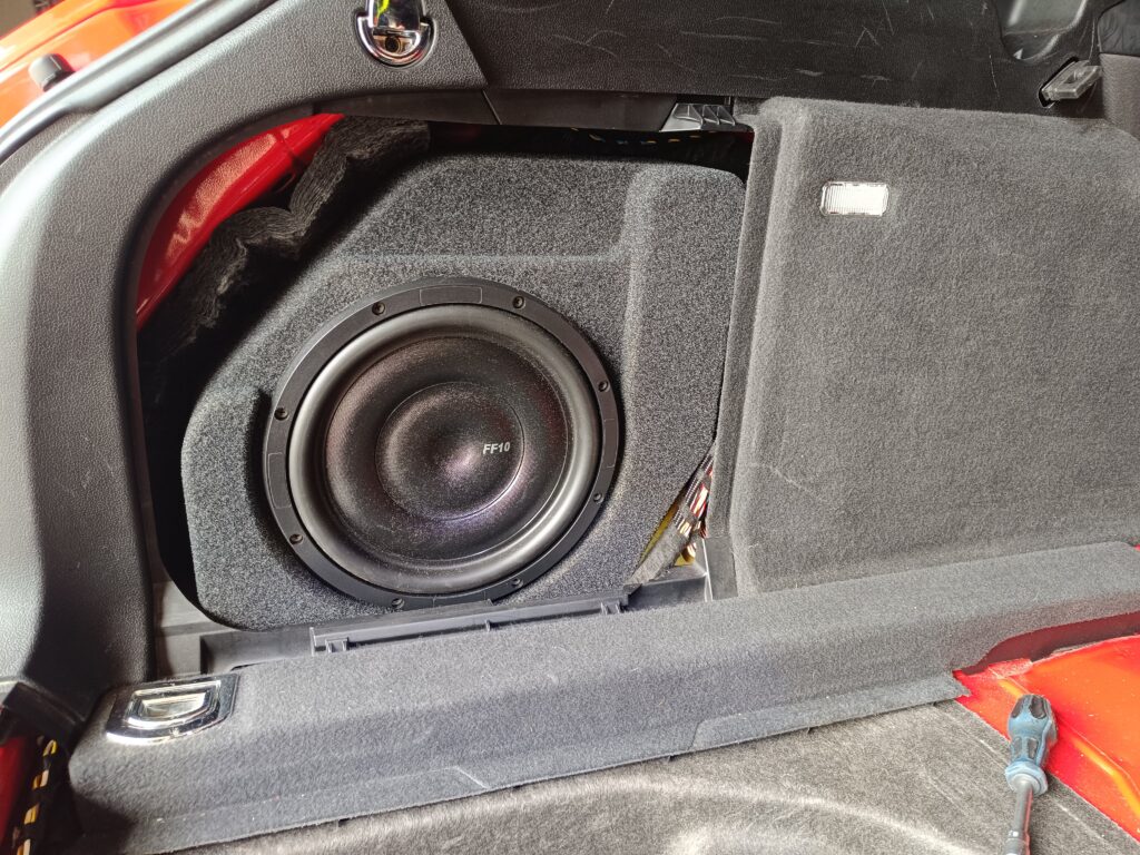 Audi A4 Subwoofer Radioupgrade verstecktes Gehäuse FF10