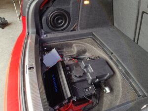 Audi A4 Subwoofer Radioupgrade Verstärker Doppelboden und verstecktes Gehäuse