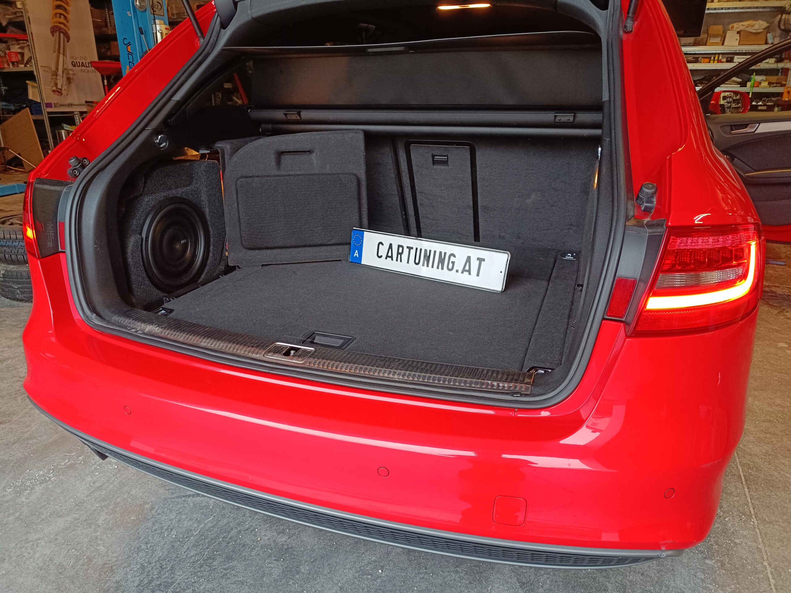 Audi A4 Subwoofer Radioupgrade Deckel offen