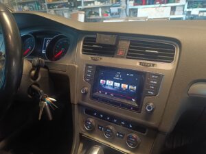 VW Golf 7 Dynavin Radio