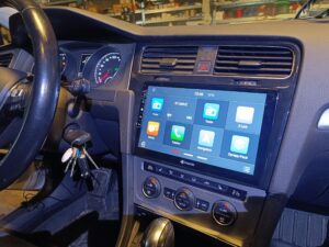 VW Golf 7 Dynavin Radio