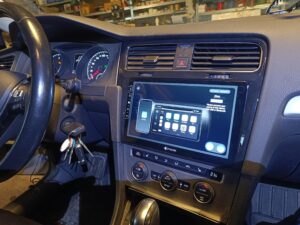 VW Golf 7 Dynavin Radio