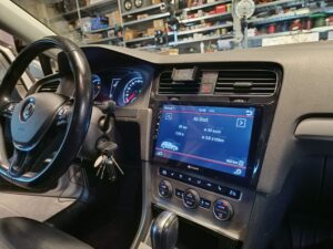 VW Golf 7 Dynavin Radio