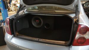 VW Passat Doppelboden SPL Subwoofer