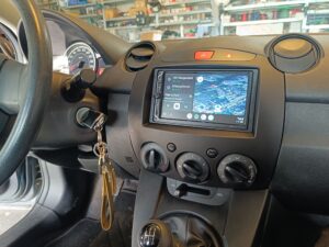 Mazda 2 Autoradio ESX VMX700DAB