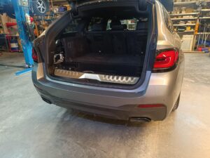 BMW G31 Soundsystem Upgrade 676 Audiotec Fischer Match UP8 Kofferraum